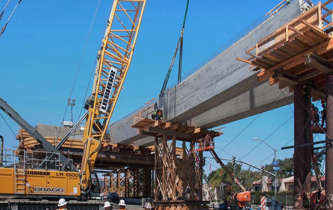 Mid-Coast-setting-the-fourth-girder-of-six-over-the-intersection-of-Genesee-and-Regents-Road